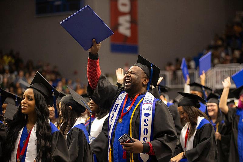 Graduate celebrating at 博彩平台推荐's Fall 2023 Commencement 仪式