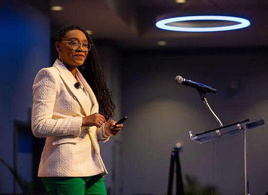 Tramaine EL-Amin speaking to a large audience at 博彩平台推荐's annual Women Empowering Women event